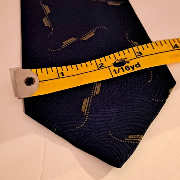 Giorgio Armani Mens Tie. 100% Silk. Blue with gold geometrical design. - Picture 6 of 11